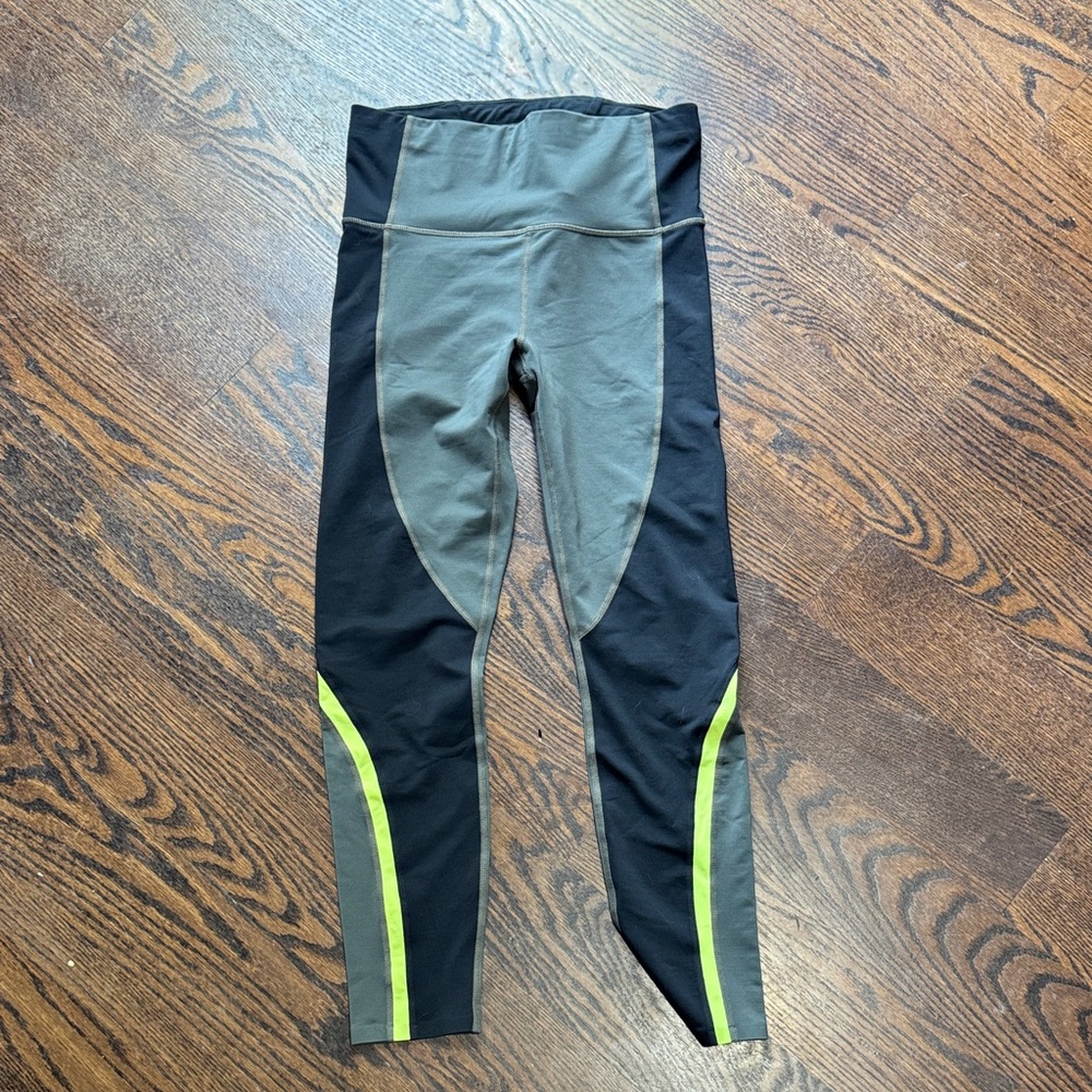 Athleta Black and Gray Leggings size small ankle length